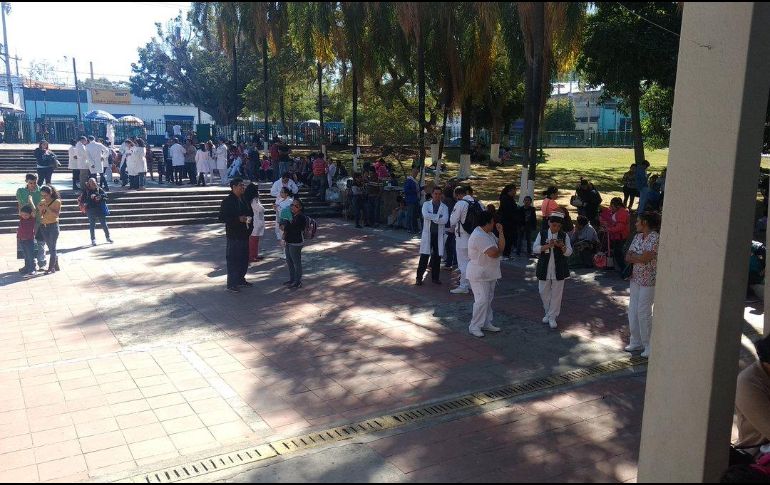 El olor se pasó hacia el área de consulta externa de Pediatría, que fue la única que se evacuó: 124 trabajadores y 279 visitantes entre pacientes y acompañantes. TWITTER / @PCJalisco