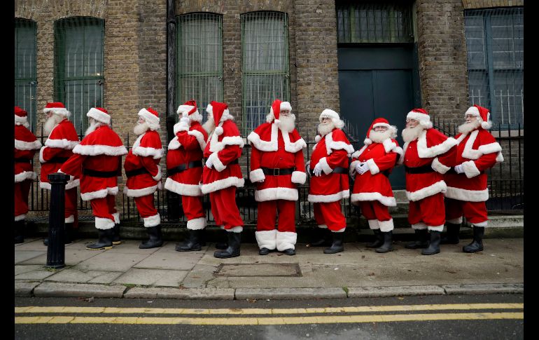 Artistas posan durante un pase fotográfico para medios en Londres de 
