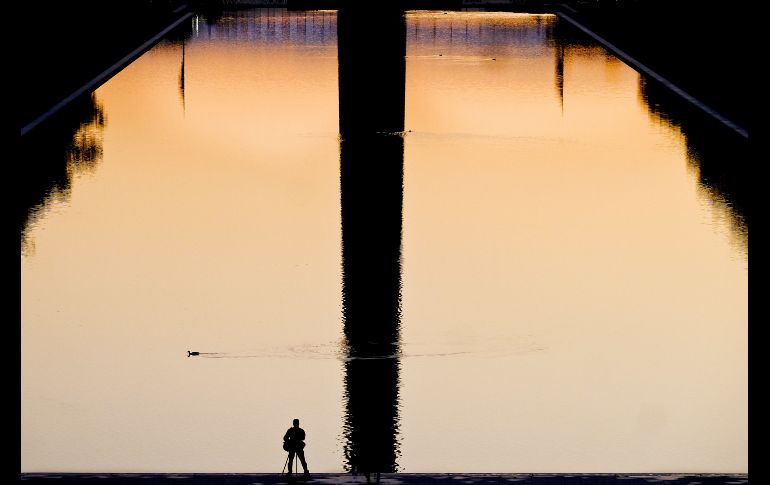 Un fotógrafo capta el amanecer en el estanque del National Mall, en Washington, D.C. AP/J. Ake