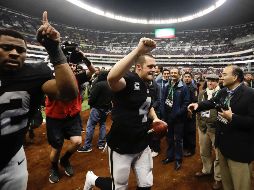 Derek Carr, pasador de Okland, dice no preocuparse por los apuntadores láser que molestaron a los rivales el año pasado. AP/ARCHIVO