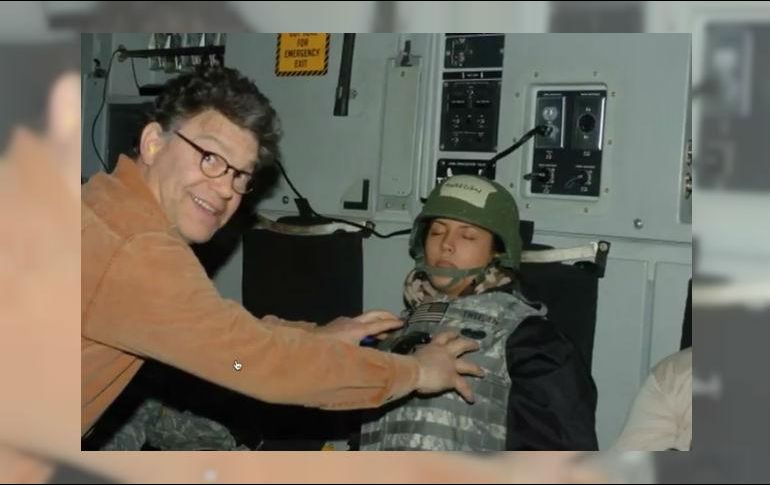 El texto de denuncia incluye una foto en la que aparece dormida con traje de soldado, y Franken semejando realizar la acción. YOUTUBE / Lift the Veil LIVE