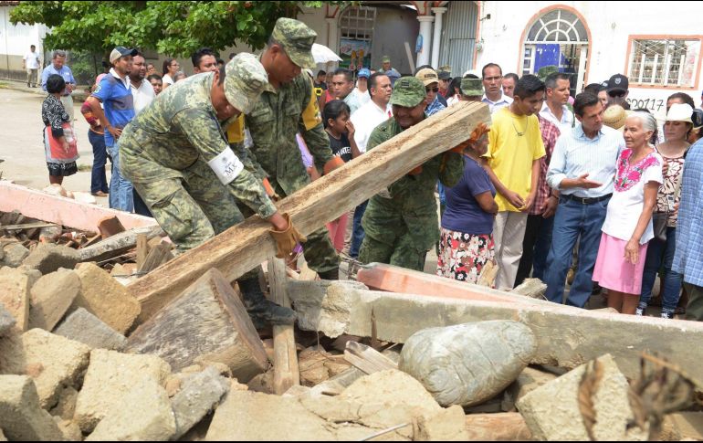 En la gira de trabajo el Ejecutivo federal, conversó con familias afectadas. NTX/ ARCHIVO