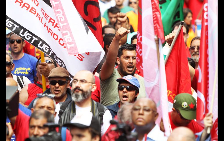 Miles de sindicalistas de América Latina marchan por las calles de Montevideo, Uruguay, en el marco del Encuentro Continental por la Democracia y Contra el Neoliberalismo. EFE/F. Anfitti