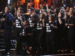 Sanz interpretó en el escenario de la MGM Grand Garden Arena algunos de sus éxitos acompañado de jóvenes que portaban playeras con la leyenda 