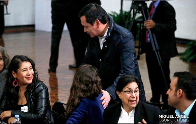 La comparecencia estaba programada para este jueves, pero el funcionario acompañó a Peña Nieto a la promulgación de la Ley de Desaparición Forzada. TWITTER / @osoriochong