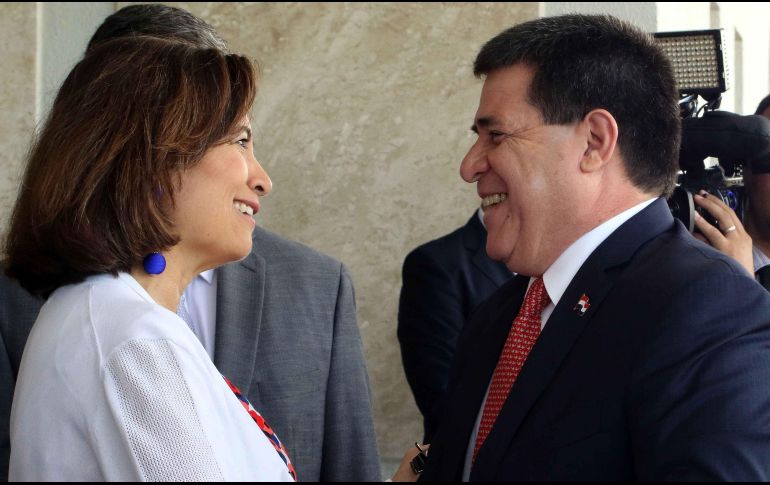 La directora de Gabinete de la OCDE, Gabriela Ramos, y el presidente de Paraguay, Horacio Cartes, estuvieron en la conferencia regional para avanzar en temas de protección social. EFE/A. Cristaldo