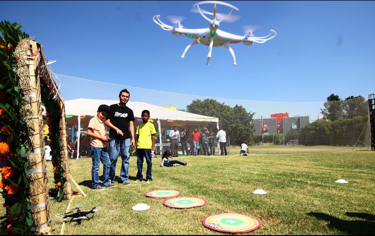 Los drones son aparatos que cada vez llaman más la atención de chicos y grandes. EL INFORMADOR/E. Barrera