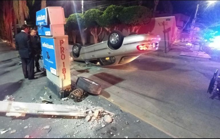 El sedán vuelca después de chocar con un poste de Teléfonos de México. ESPECIAL