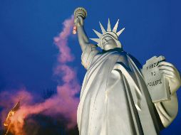 Una réplica de la Estatua de la Libertad humeante del artista danés Jens Galshiot fue colocada en Bonn, Alemania. AFP