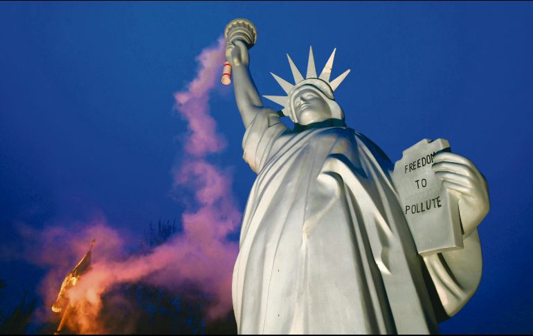 Una réplica de la Estatua de la Libertad humeante del artista danés Jens Galshiot fue colocada en Bonn, Alemania. AFP