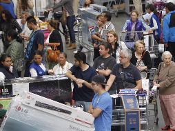 El funcionario invitó a los consumidores a planear su compra y evitar gastar más del presupuesto. EFE/ S. Gutiérrez