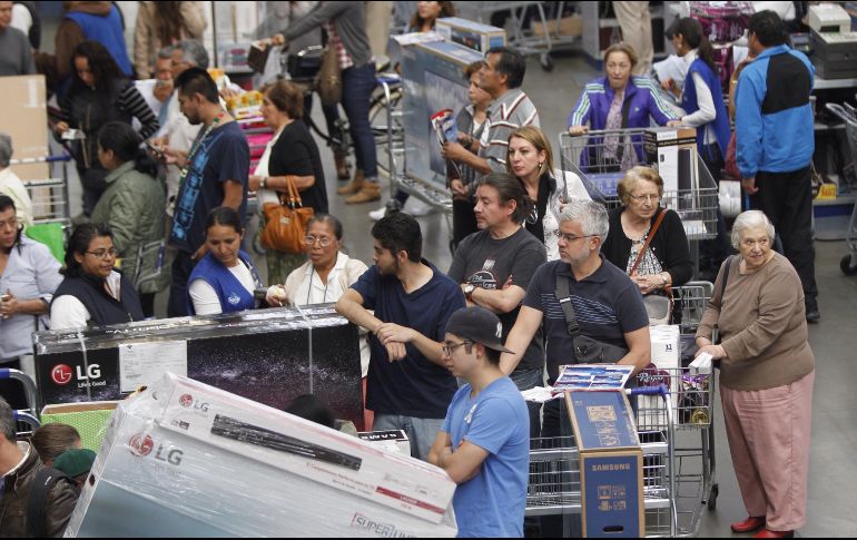 El funcionario invitó a los consumidores a planear su compra y evitar gastar más del presupuesto. EFE/ S. Gutiérrez