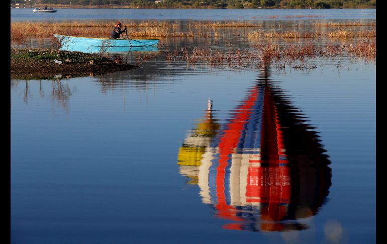 Un globo se refleja en el agua. El FIG nació en el año 2002 en León con 27 globos aerostáticos.