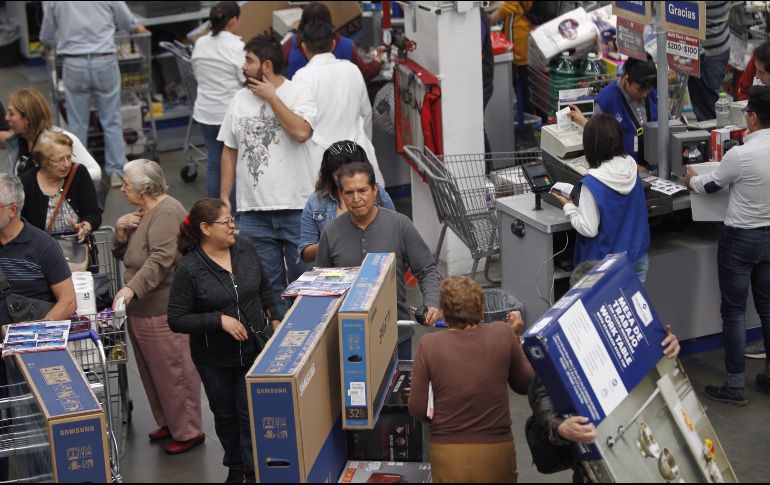 Si la tarjeta de crédito es una tentación para ti, no la lleves contigo porque puedes terminar haciendo compras innecesarias. EFE / S. Gutiérrez.
