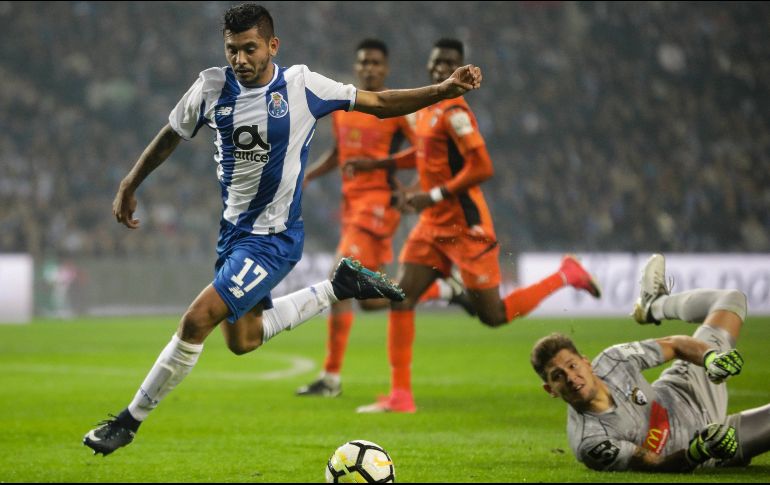 Corona (I) dejó el campo al minuto 77 para permitir el ingreso de Layún.  EFE/J. Coelho