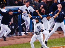 Aaron Boone levanta su mano derecha después de dejar tendidos en el terreno a los Medias Rojas de Boston en 16 de octubre de 2003 para que los Yankees avanzaran a la Serie Mundial. AP/B. Kostroun