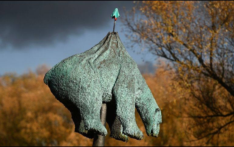 Escultura de un oso polar sobre una lanza, del artista danés Jens Galschiot. AP/M. Meissner