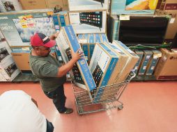 Jaime Martínez adquirió cuatro televisores de 32 pulgadas para sus hijos. EL INFORMADOR/F. Atilano