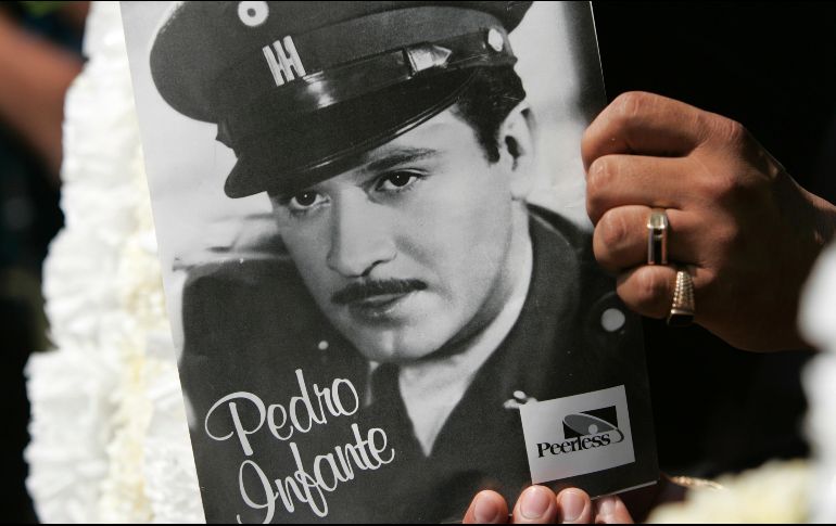 A sus 39 años y en la cúspide de su carrera, fallece al estrellarse en una avioneta que él mismo piloteaba. AP/G. Bull