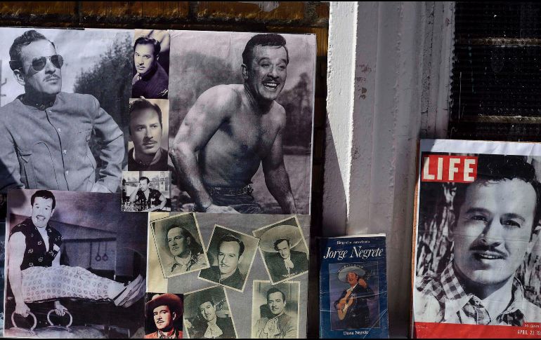 Imágenes de Pedro Infante se ven en el Panteón durante el Centenario de su nacimiento. AFP/A. Estrella