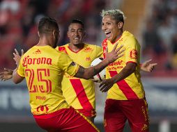 Raúl Ruidiaz (D) celebra el segundo tanto de los Monarcas. MEXSPORT/A. Juárez
