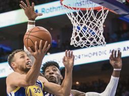 Stephen Curry (#30) se destapó con 35 puntos para que los Warriors regresaran a la senda del triunfo. AP/C. Szagola
