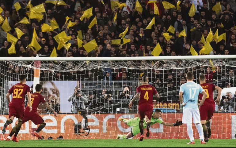 El belga Radja Nainggolan marcó de penalti para ampliar la ventaja de los romanos. EFE