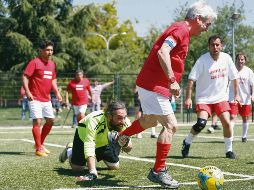 A relajarse. Sebastián Piñera en una “cascarita” antes de las elecciones. ESPECIAL