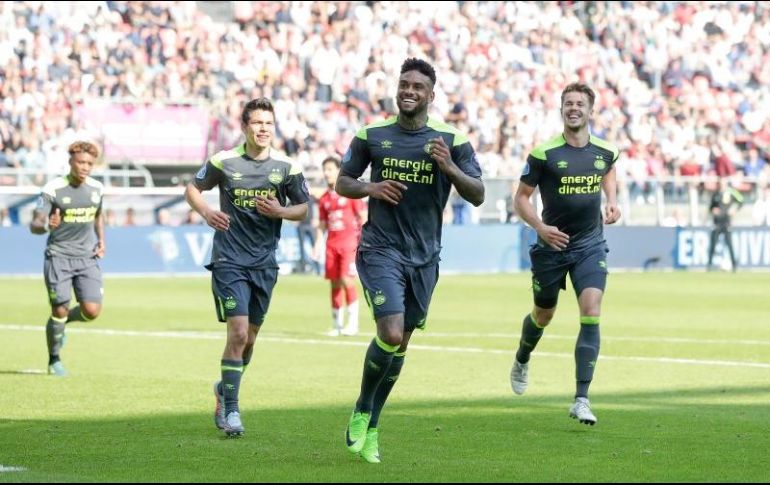 Lozano (I) acumula nueve goles en la presente temporada de la Liga holandesa. TWITTER/@PSV