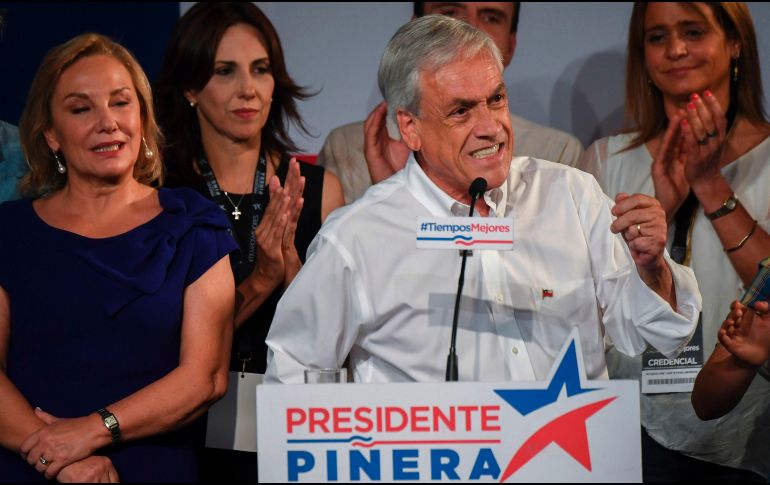 El candidato presidencial de la derechista Chile Vamos, Sebastián Piñera, consolidó su ventaja electoral con 36.66 por ciento de los votos, sin superar el 50 por ciento por lo que habrá segunda vuelta. AFP / M. Bernetti