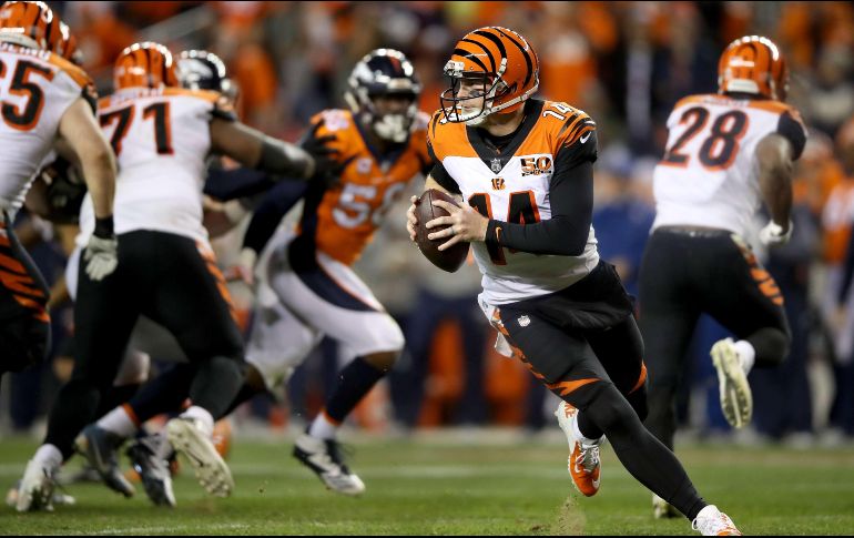 Andy Dalton, el quarterback de Cincinnati, lanza tres pases de anotación. AFP/ M. Stockman