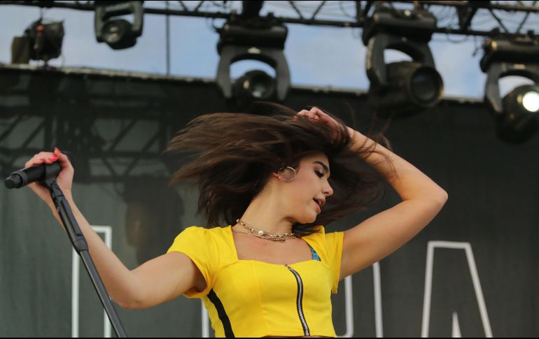 La cantante británica Dua Lipa conquistó el escenario Corona Light.. EFE / J. Dan López