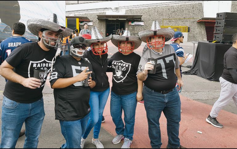 Tapatíos se las ingeniaron para combinar elementos característicos de la cultura mexicana y del futbol americano, lo que acaparó miradas ayer en el Estadio Azteca. EL INFORMADOR/F. Romero