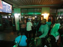 Los zimbabuenses escucharon atentos la intervención de Robert Mugabe, pero la esperada renuncia a la presidencia ni siquiera se mencionó. EFE/K. Ludbrook