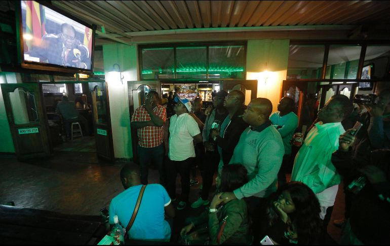 Los zimbabuenses escucharon atentos la intervención de Robert Mugabe, pero la esperada renuncia a la presidencia ni siquiera se mencionó. EFE/K. Ludbrook