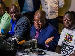 Christopher Mutsvangwa (c), líder de la Asociación Nacional de Veteranos de la Guerra de Liberación de Zimbabue, en una rueda de prensa en Harare. AFP/J. Njikizana