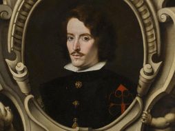 El retrato muestra a un hombre joven de apariencia austera rodeado por un elaborado marco sostenido por querubines. ESPECIAL