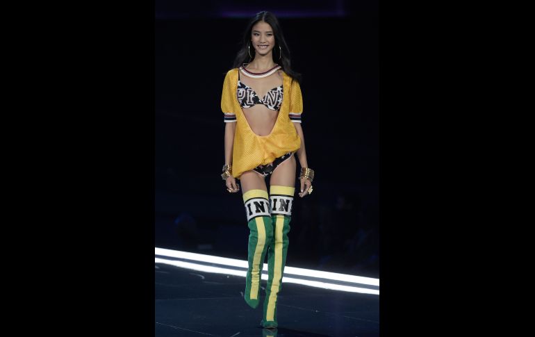 El elenco de modelos locales estuvo completado por Wang Yi. AFP / F. Dufour