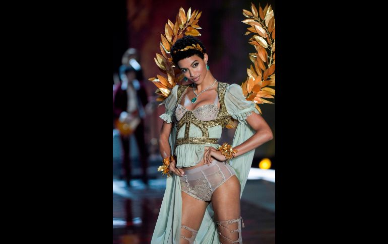 La modelo Jourdana Phillips presentó una creación con toques clásicos. AFP / F. Dufour