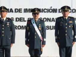 El comandante de la V Región Militar entregó los reconocimientos a los elementos por sus años de servicio. ESPECIAL/