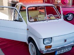 Hanks publicó el año pasado en sus redes una imagen donde posaba junto al Fiat 126 y bromeó diciendo que ya tenía nuevo coche. EFE / A. Grygiel