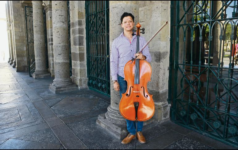 Christian Jiménez. El primer cellista de la OFJ posa afuera del Teatro Degollado. EL INFORMADOR/M. Vargas