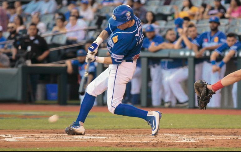Charros terminó la primera mitad de la temporada en el cuarto peldaño del standing. En la foto, Carlos Figueroa en su turno al bate ante los Mayos de Navojoa. EL INFORMADOR/F. Atilano