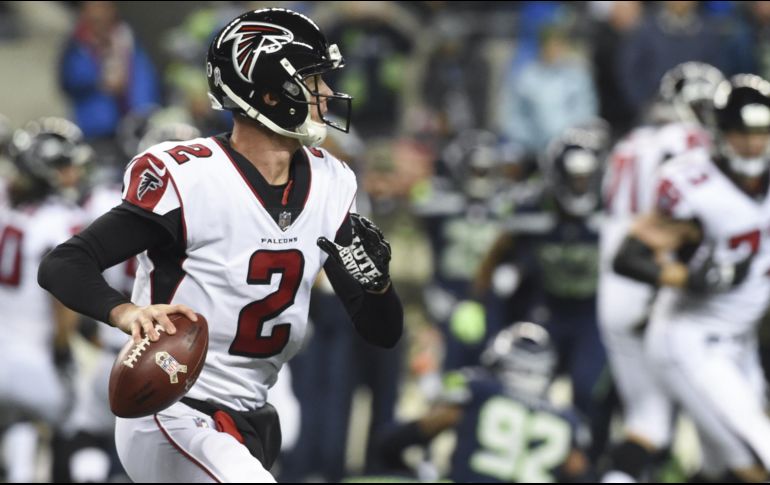 El mariscal de campo de los Halcones, Matt Ryan (2), lanzó un par de pases de anotación. AFP/S. Dykes