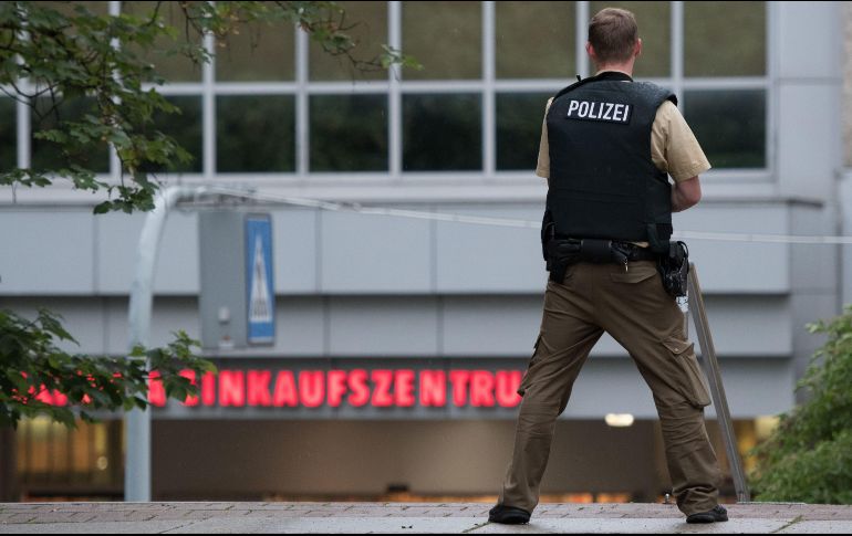 En el operativo, la policía incautó teléfonos móviles, ordenadores portátiles y documentos. AP/ARCHIVO