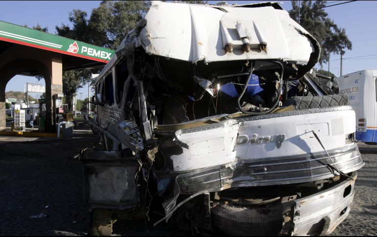 La unidad colisionó con dos vehículos que cargaban combustible en esa unidad de servicio, los cuales quedaron destruidos. EL INFORMADOR / ARCHIVO