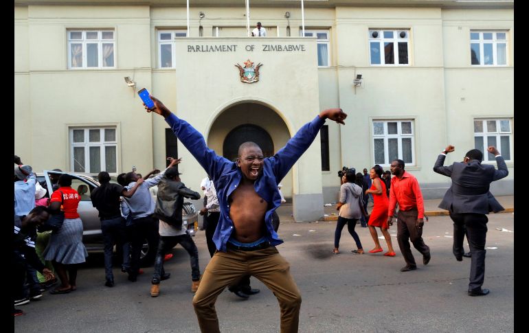 Los primeros en celebrar fueron quienes aguardaban afuera del Parlamento, donde se dio el anuncio. EFE / K. Ludbrook