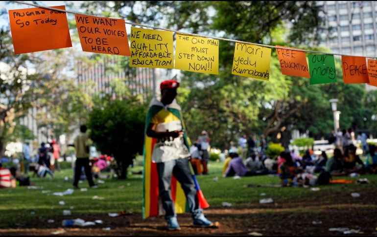 Pancartas escritas a mano, mostraban las demandas de la población relativas a mejor educación y empleos. AP / B. Curtis