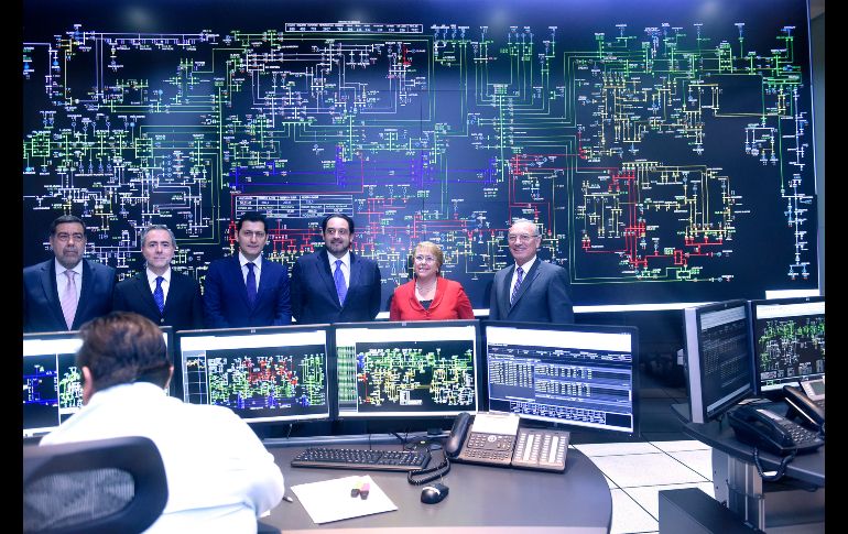 La presidenta chilena, Michelle Bachelet participó en la puesta en marcha del nuevo sistema eléctrico nacional que podrá abastecer de energía al 97 % de la población. EFE / X. Navarro