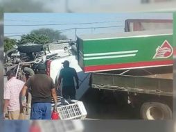El vehículo pesado colisionó con dos vehículos que cargaban combustible en esa estación de servicio. YOUTUBE / Notivideo